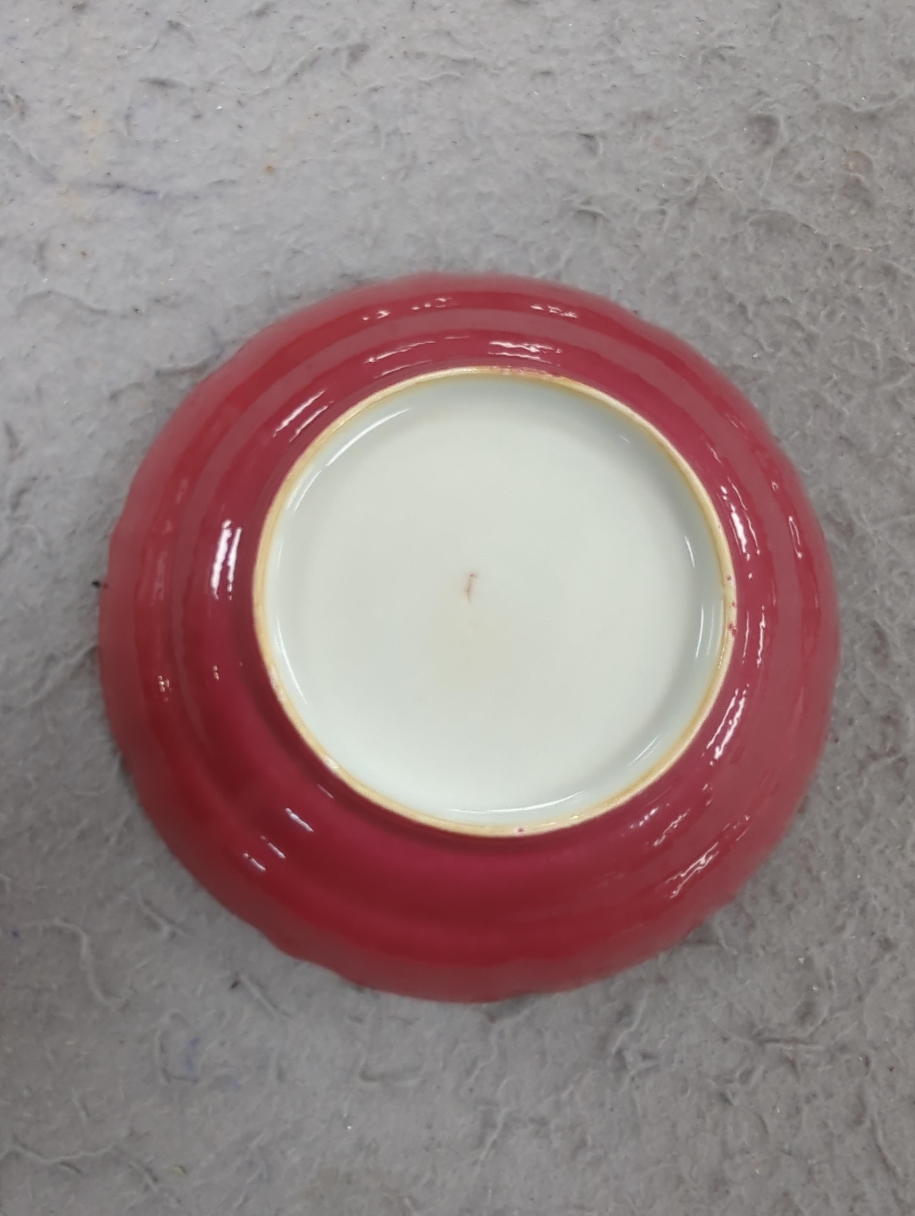 A pair of Chinese famille rose dishes, 12.5cm diameter